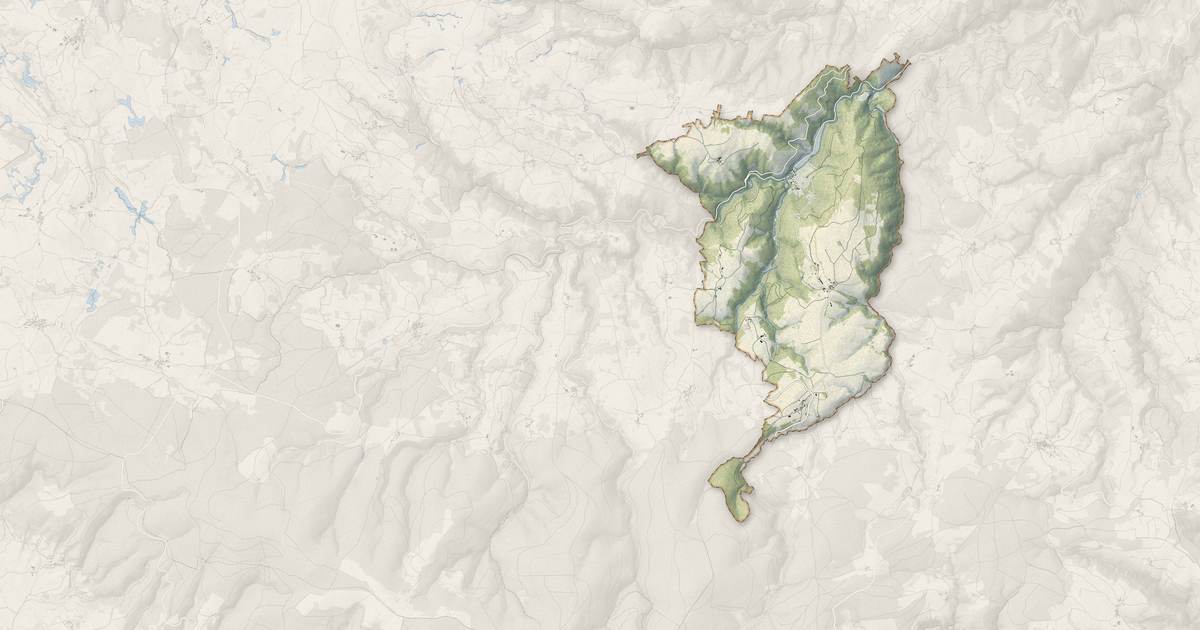 Portrait cartographique de Cronce : relief, eau, forêts, bâti et voies, calculés à partir des données de l'IGN