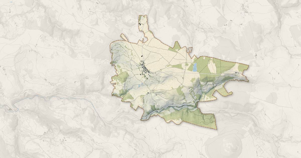 Portrait cartographique de Freycenet-la-Tour : relief, eau, forêts, bâti et voies, calculés à partir des données de l'IGN