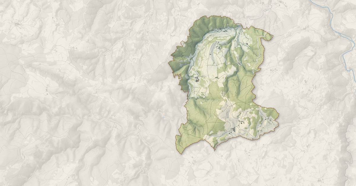 Portrait cartographique de Pébrac : relief, eau, forêts, bâti et voies, calculés à partir des données de l'IGN