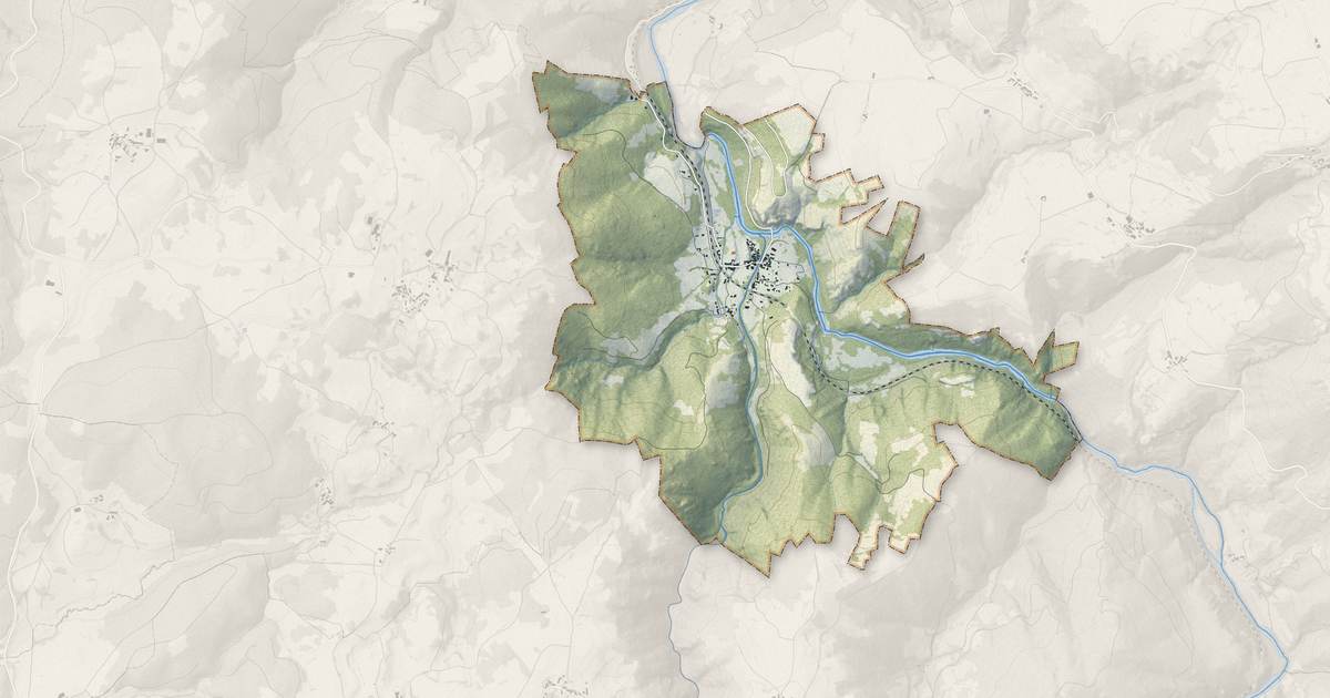 Portrait cartographique de Prades : relief, eau, forêts, bâti et voies, calculés à partir des données de l'IGN