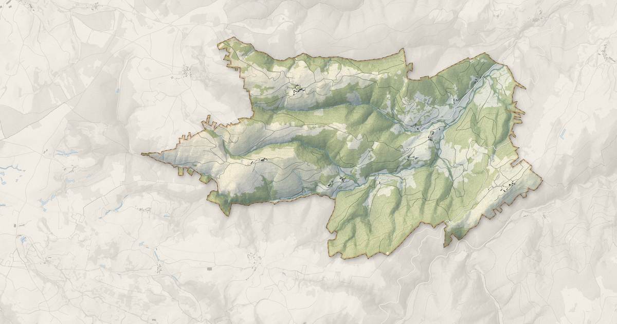 Portrait cartographique de Saint-Austremoine : relief, eau, forêts, bâti et voies, calculés à partir des données de l'IGN