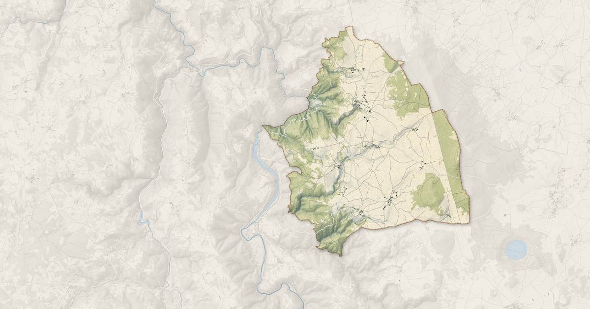 Portrait cartographique de Saint-Jean-Lachalm : relief, eau, forêts, bâti et voies, calculés à partir des données de l'IGN