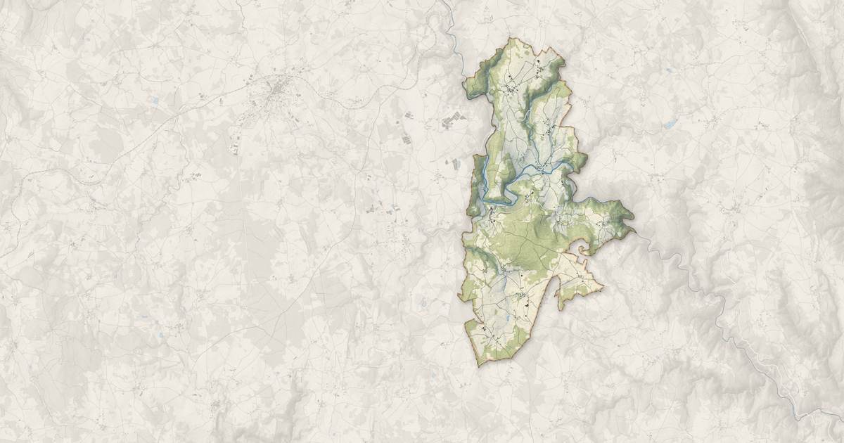 Portrait cartographique de Saint-Julien-d'Ance : relief, eau, forêts, bâti et voies, calculés à partir des données de l'IGN