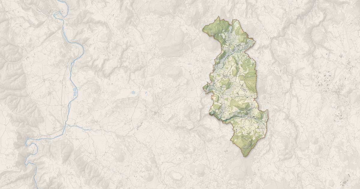 Portrait cartographique de Saint-Julien-du-Pinet : relief, eau, forêts, bâti et voies, calculés à partir des données de l'IGN