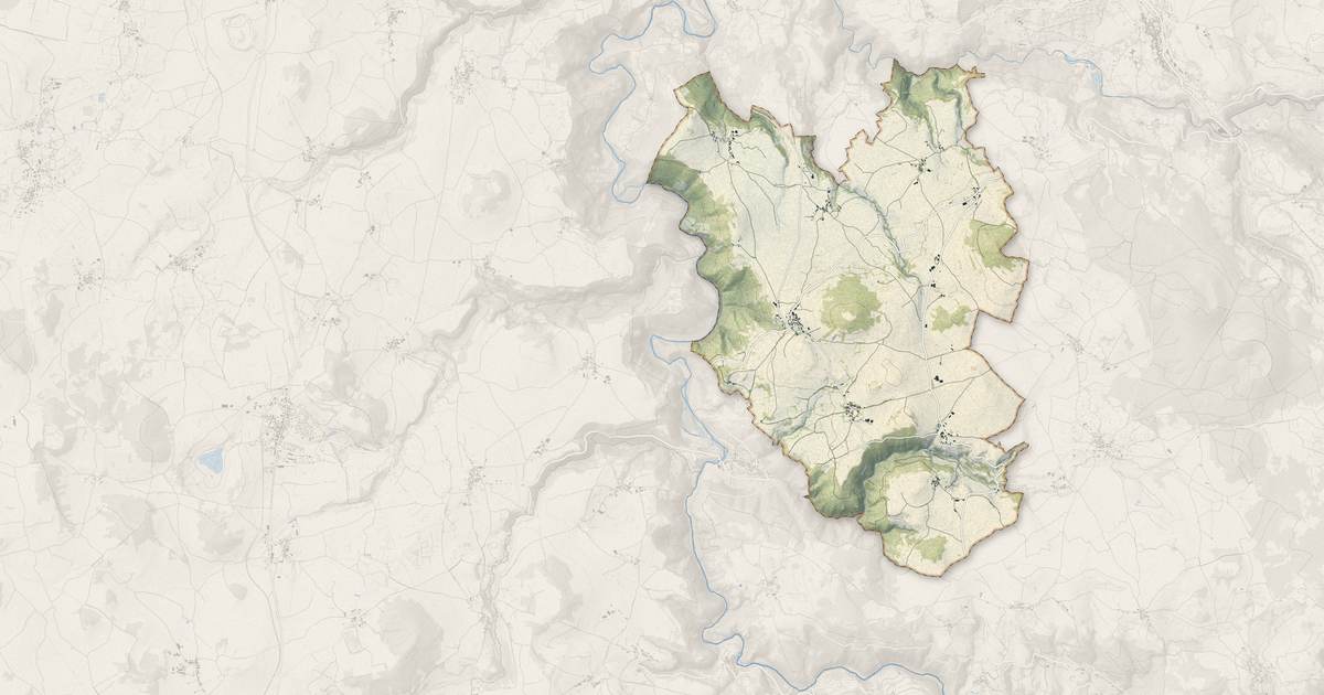 Portrait cartographique de Saint-Martin-de-Fugères : relief, eau, forêts, bâti et voies, calculés à partir des données de l'IGN