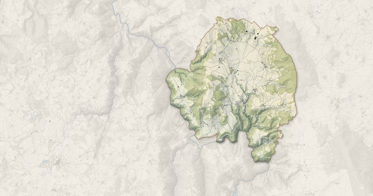 Portrait cartographique de Saint-Privat-d'Allier : relief, eau, forêts, bâti et voies, calculés à partir des données de l'IGN