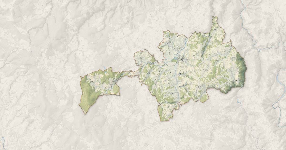 Portrait cartographique de Saugues : relief, eau, forêts, bâti et voies, calculés à partir des données de l'IGN