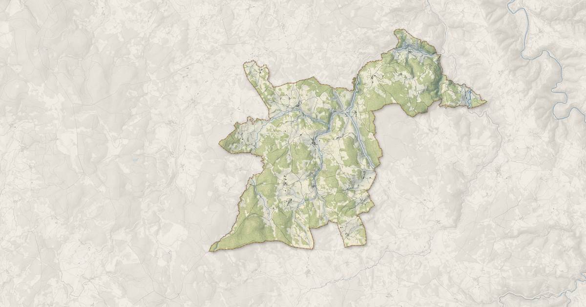 Portrait cartographique de Thoras : relief, eau, forêts, bâti et voies, calculés à partir des données de l'IGN