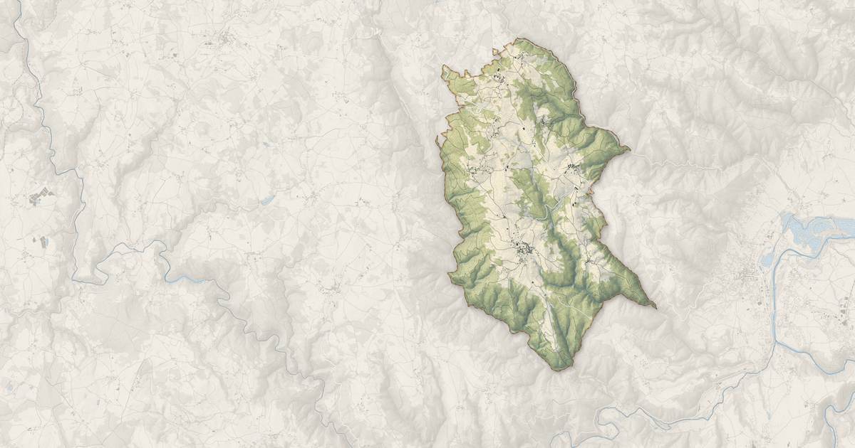 Portrait cartographique de Valprivas : relief, eau, forêts, bâti et voies, calculés à partir des données de l'IGN