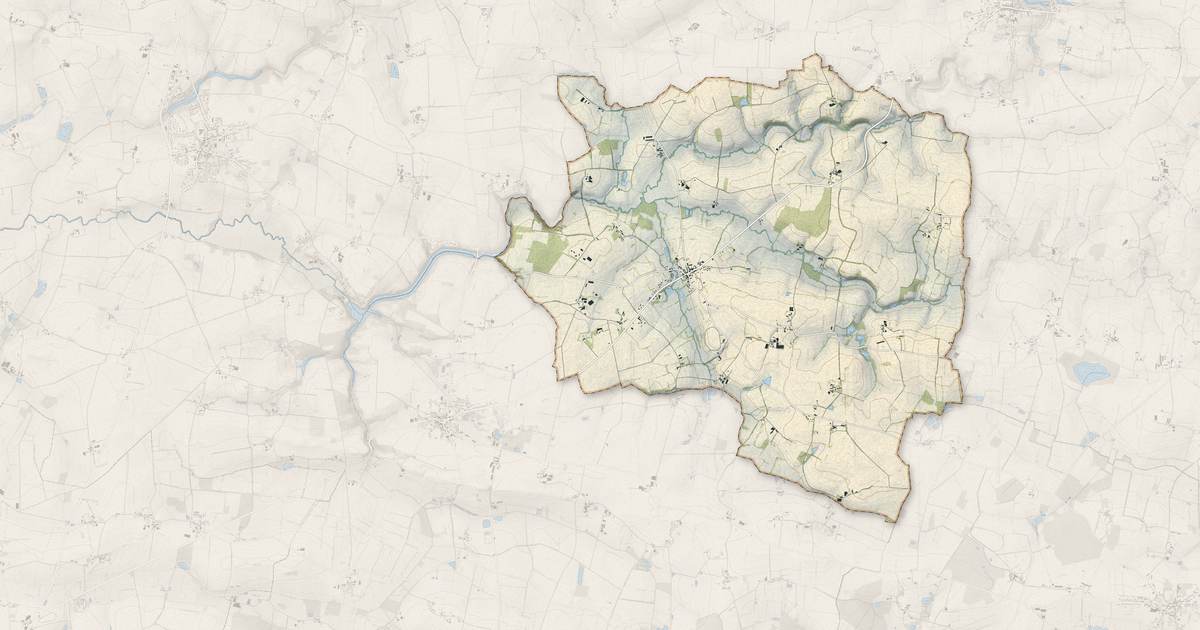 Portrait cartographique de Petit-Auverné : relief, eau, forêts, bâti et voies, calculés à partir des données de l'IGN
