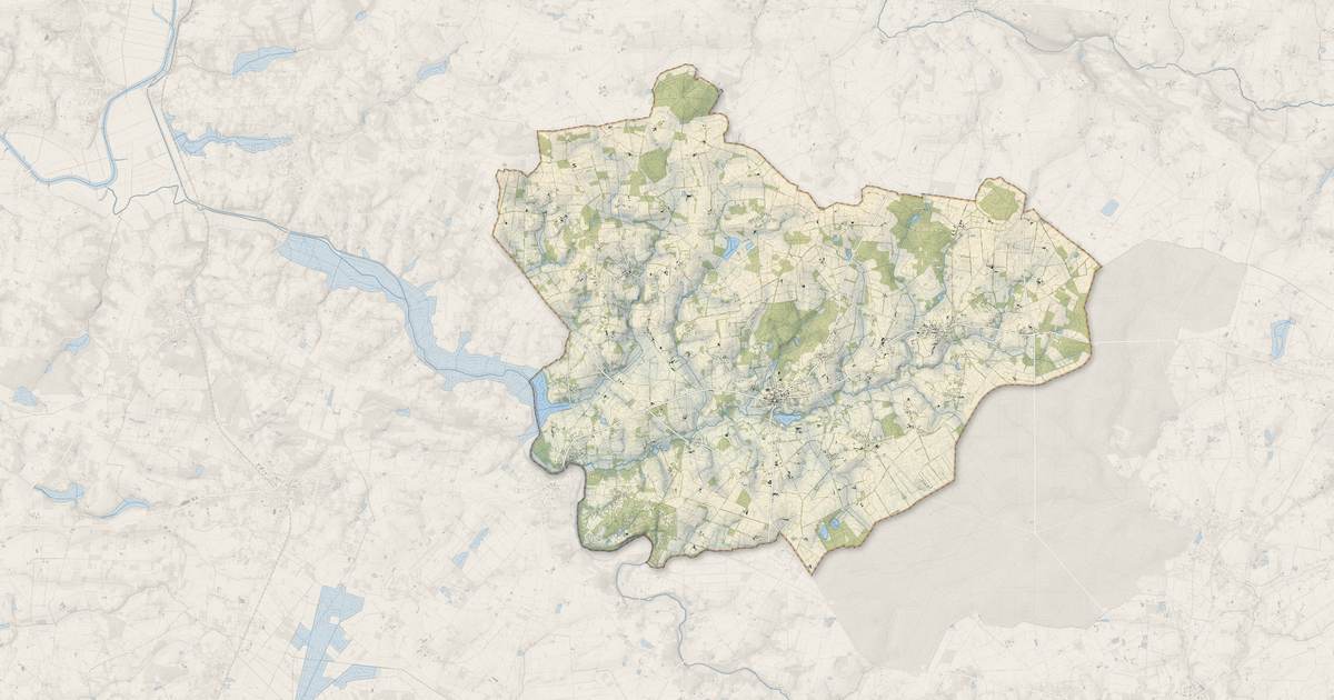 Portrait cartographique de Plessé : relief, eau, forêts, bâti et voies, calculés à partir des données de l'IGN