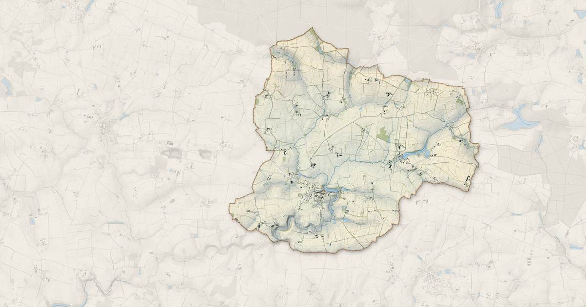 Portrait cartographique de Saint-Julien-de-Vouvantes : relief, eau, forêts, bâti et voies, calculés à partir des données de l'IGN