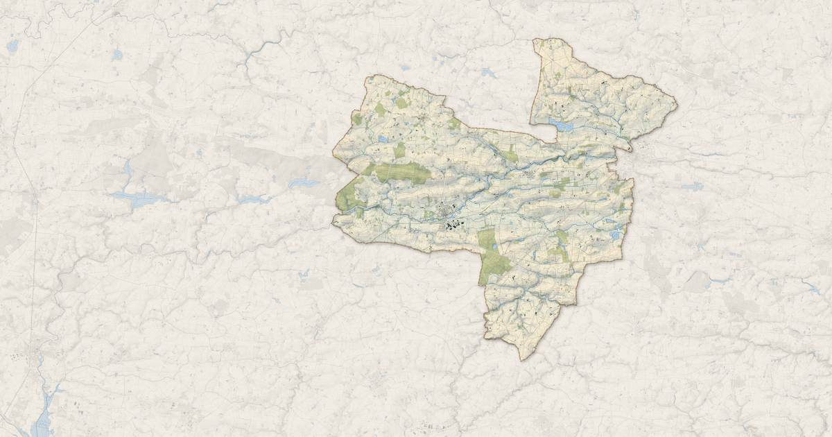 Portrait cartographique de Vallons-de-l'Erdre : relief, eau, forêts, bâti et voies, calculés à partir des données de l'IGN