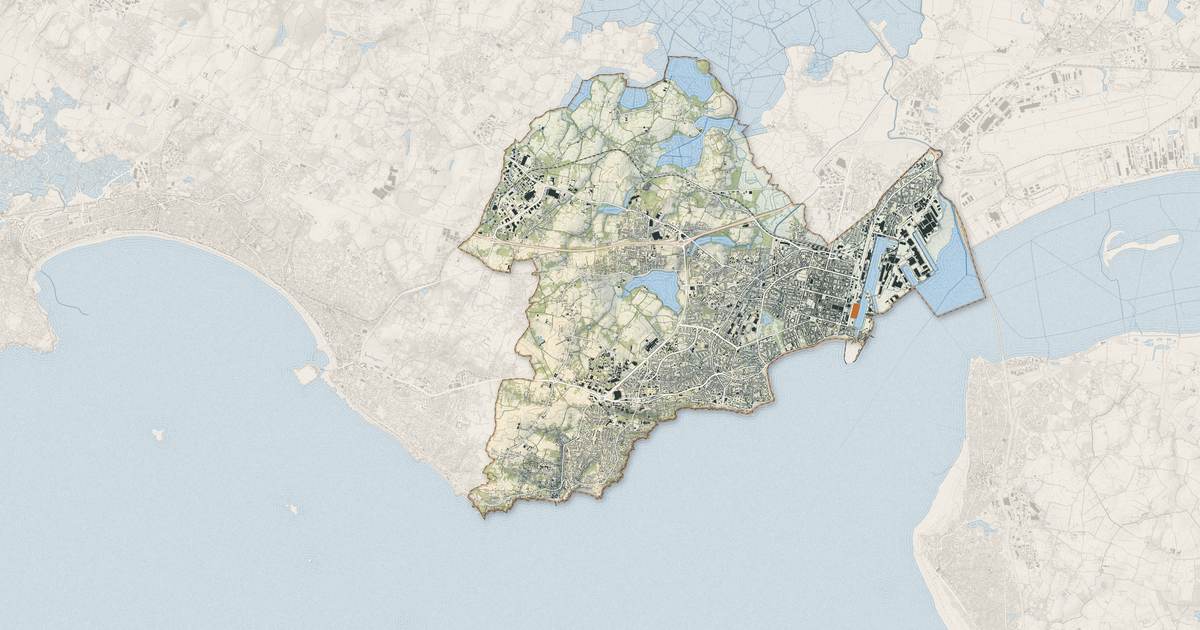 Portrait cartographique de Saint-Nazaire : relief, eau, forêts, bâti et voies, calculés à partir des données de l'IGN