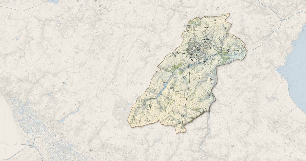 Portrait cartographique de Sainte-Pazanne : relief, eau, forêts, bâti et voies, calculés à partir des données de l'IGN