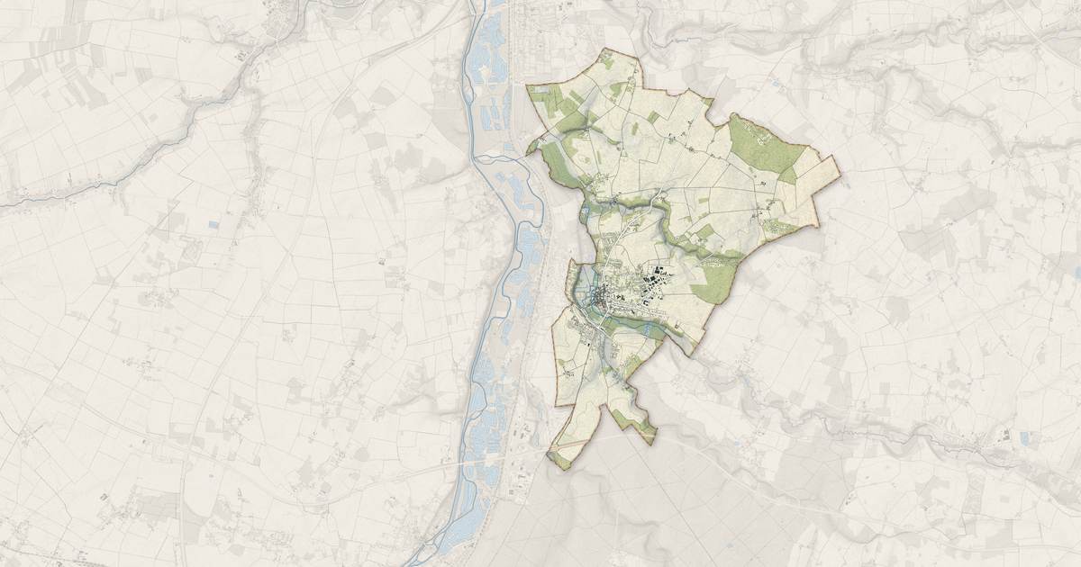 Portrait cartographique de Ferrières-en-Gâtinais : relief, eau, forêts, bâti et voies, calculés à partir des données de l'IGN