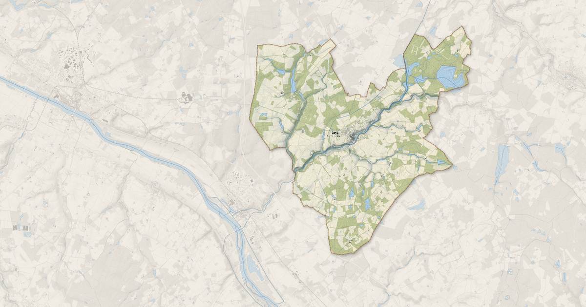 Portrait cartographique de Ouzouer-sur-Trézée : relief, eau, forêts, bâti et voies, calculés à partir des données de l'IGN