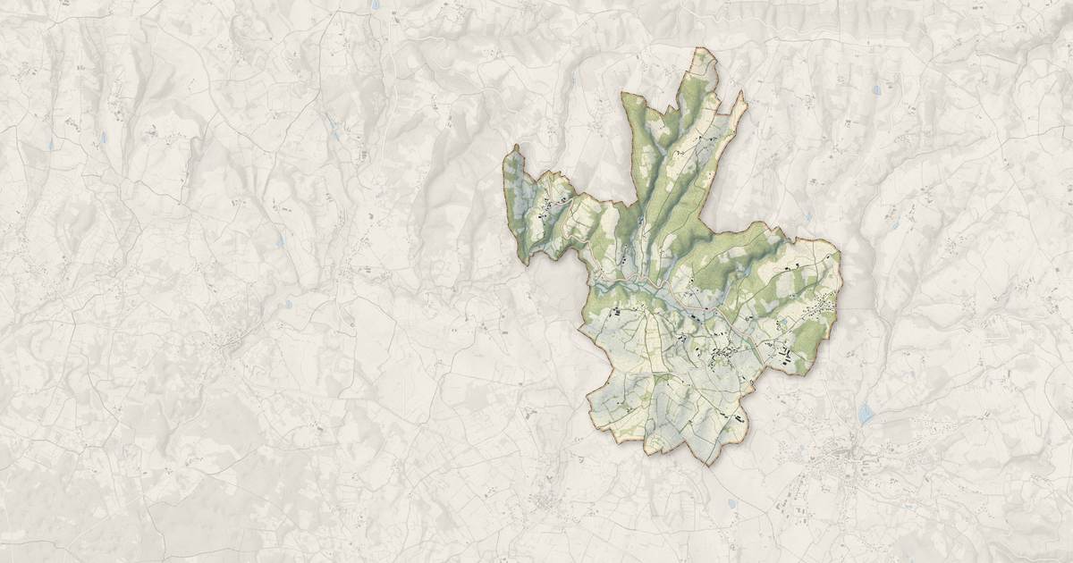 Portrait cartographique de Anglars : relief, eau, forêts, bâti et voies, calculés à partir des données de l'IGN