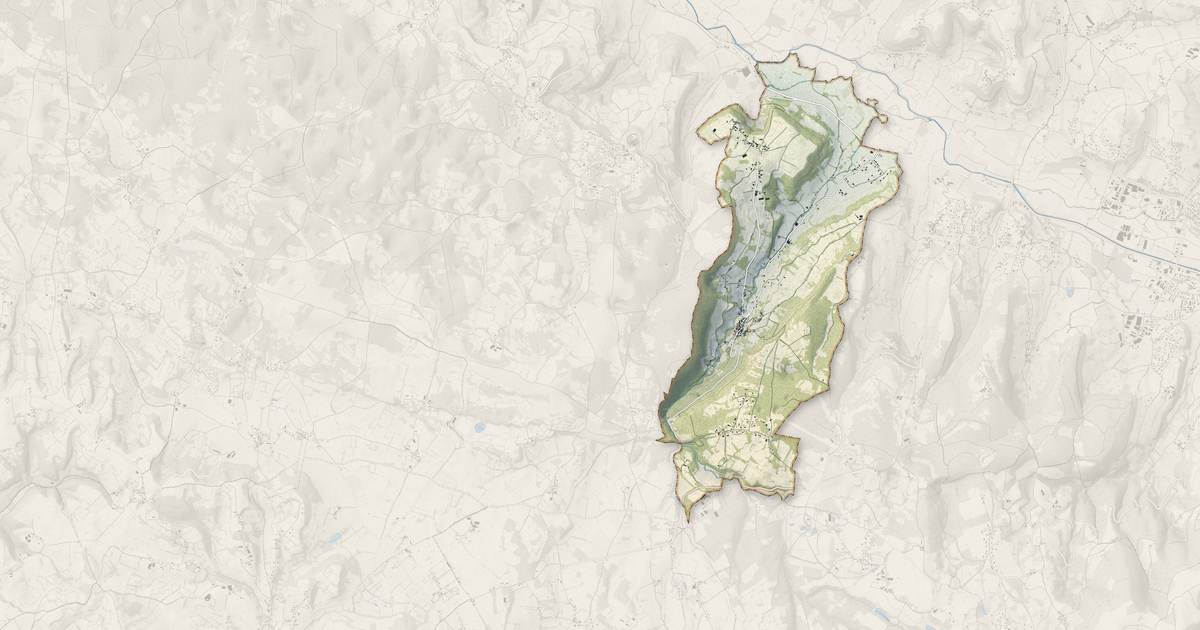 Portrait cartographique de Autoire : relief, eau, forêts, bâti et voies, calculés à partir des données de l'IGN