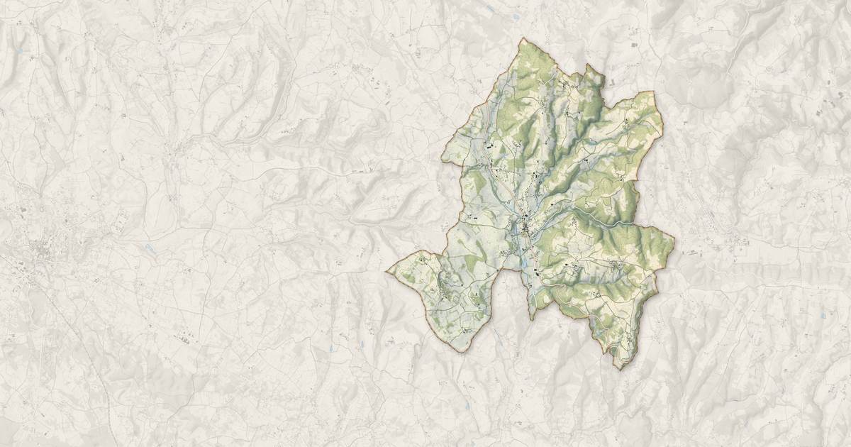 Portrait cartographique de Aynac : relief, eau, forêts, bâti et voies, calculés à partir des données de l'IGN