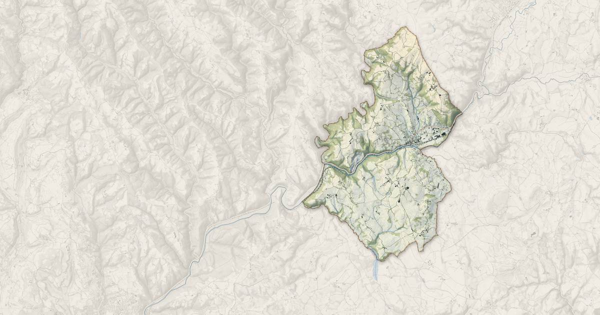 Portrait cartographique de Bagnac-sur-Célé : relief, eau, forêts, bâti et voies, calculés à partir des données de l'IGN