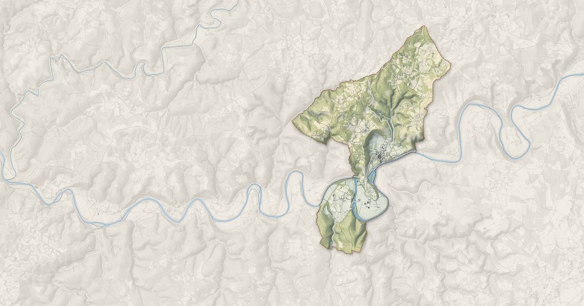Portrait cartographique de Cajarc : relief, eau, forêts, bâti et voies, calculés à partir des données de l'IGN