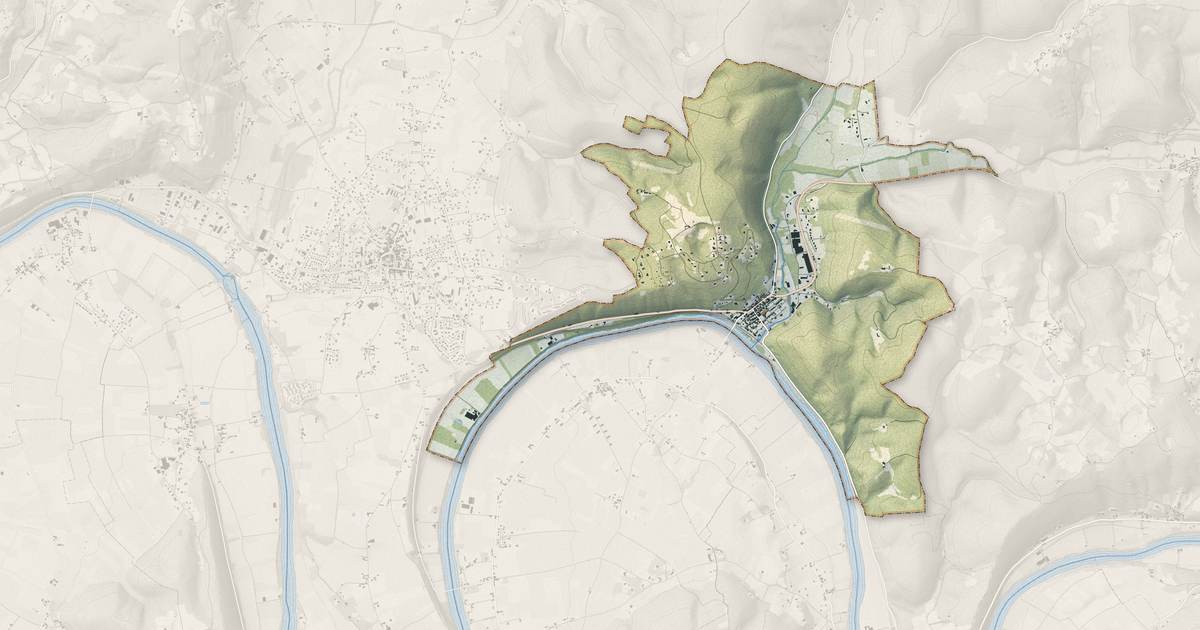Portrait cartographique de Castelfranc : relief, eau, forêts, bâti et voies, calculés à partir des données de l'IGN