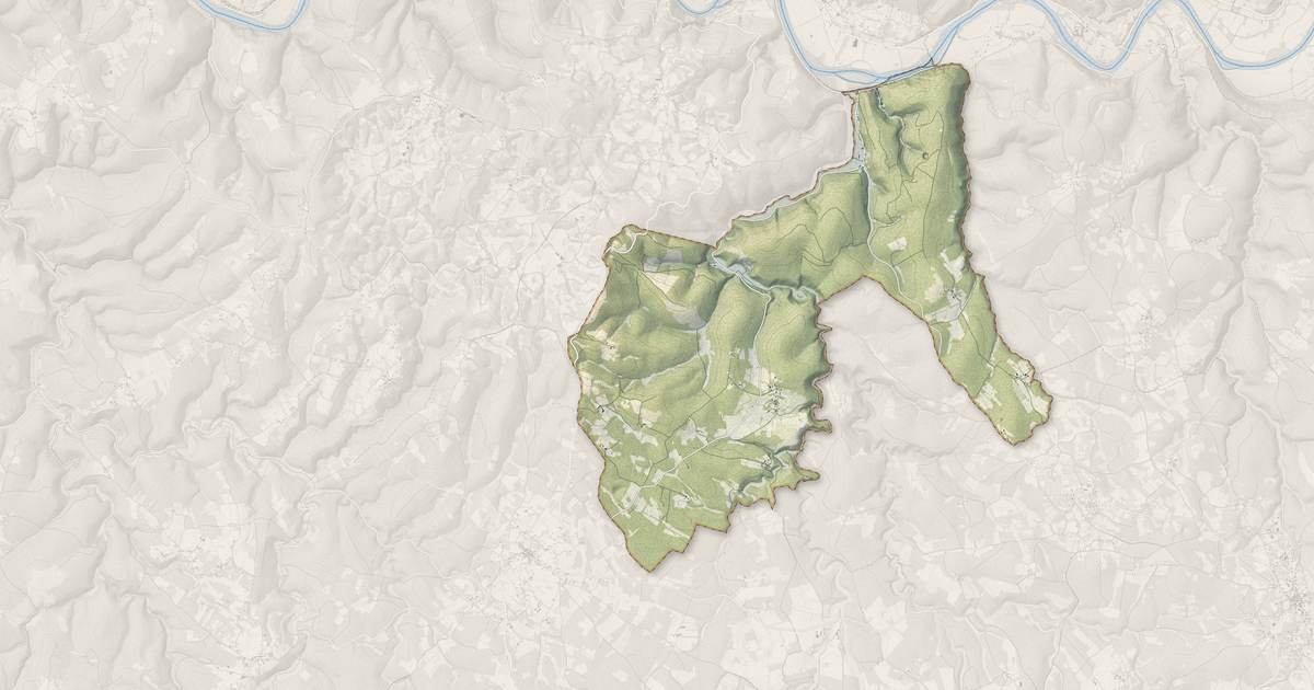 Portrait cartographique de Crégols : relief, eau, forêts, bâti et voies, calculés à partir des données de l'IGN
