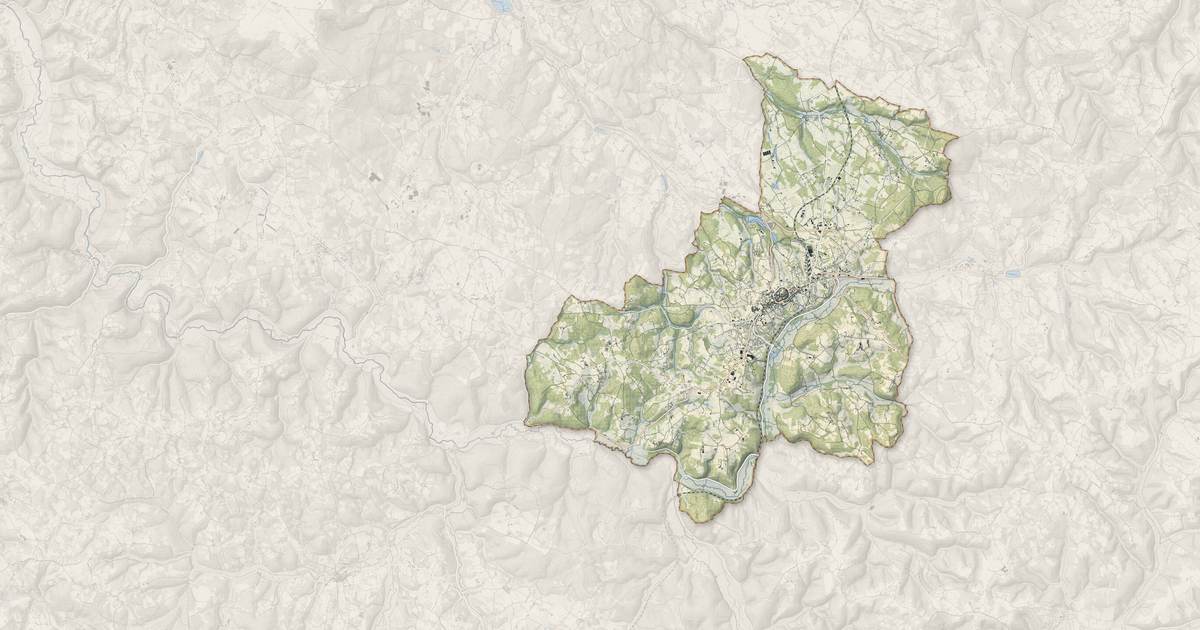 Portrait cartographique de Gourdon : relief, eau, forêts, bâti et voies, calculés à partir des données de l'IGN