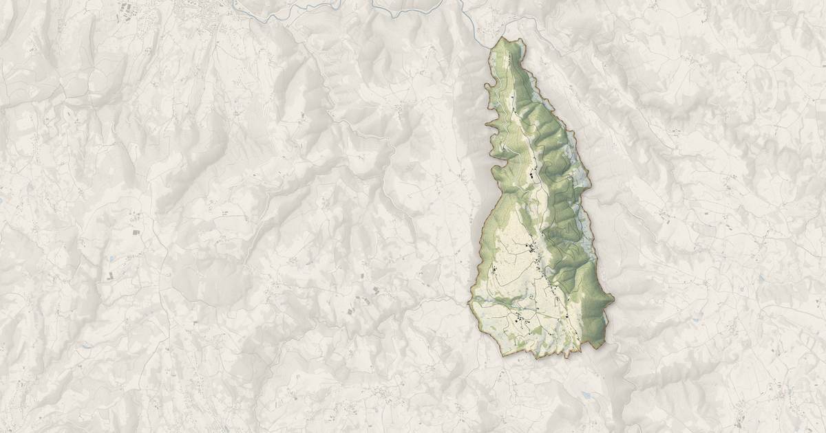 Portrait cartographique de Ladirat : relief, eau, forêts, bâti et voies, calculés à partir des données de l'IGN