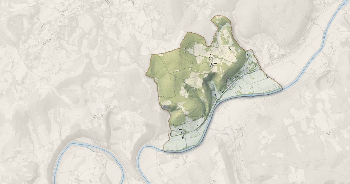 Portrait cartographique de Larroque-Toirac : relief, eau, forêts, bâti et voies, calculés à partir des données de l'IGN