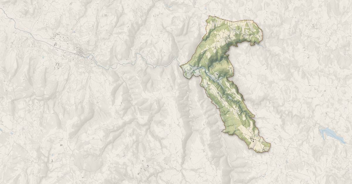 Portrait cartographique de Latouille-Lentillac : relief, eau, forêts, bâti et voies, calculés à partir des données de l'IGN