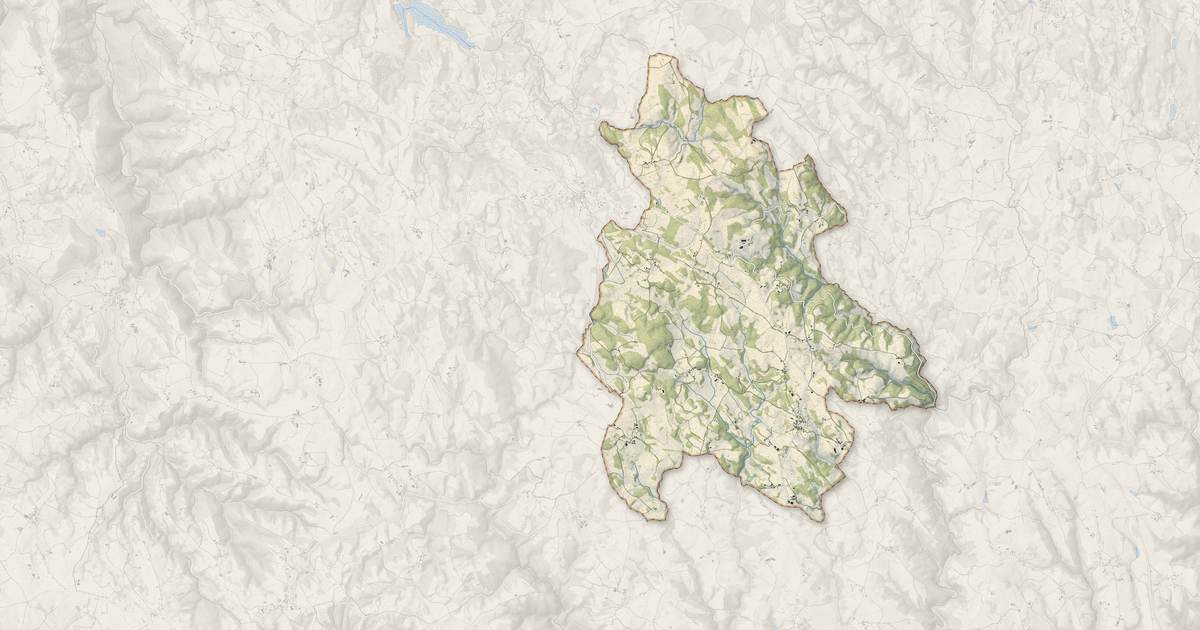 Portrait cartographique de Lauresses : relief, eau, forêts, bâti et voies, calculés à partir des données de l'IGN