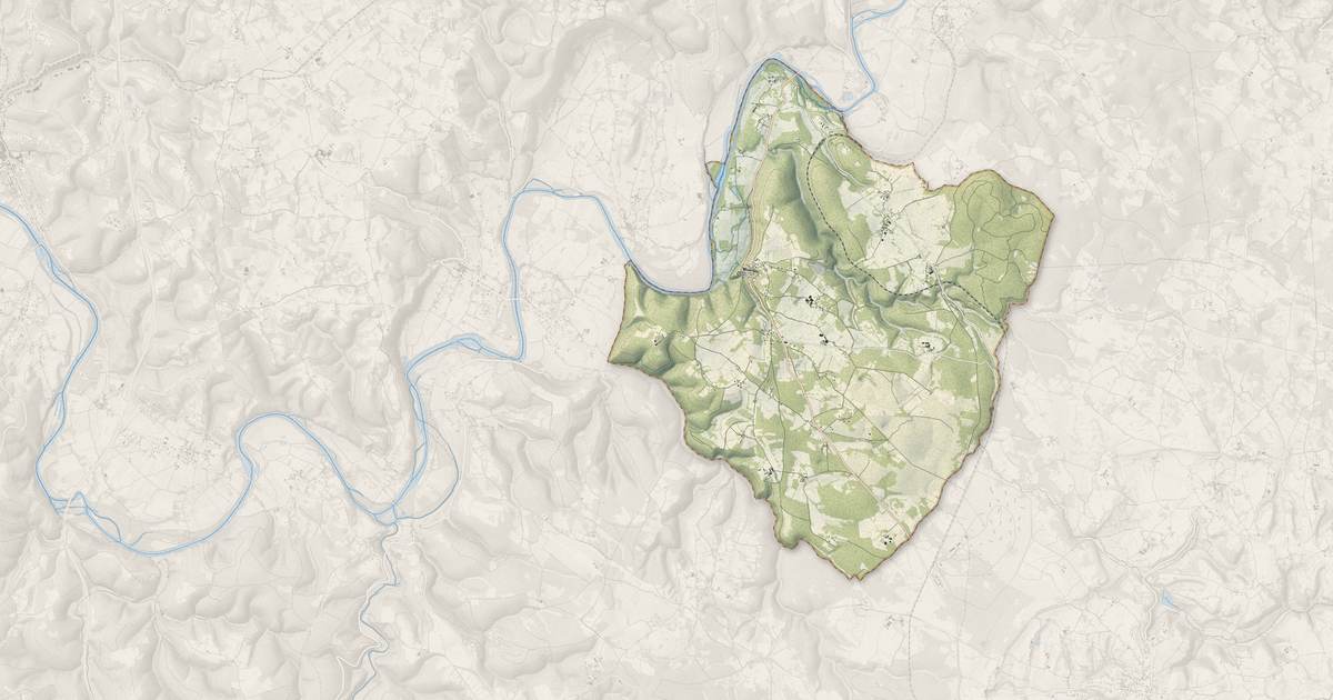 Portrait cartographique de Montvalent : relief, eau, forêts, bâti et voies, calculés à partir des données de l'IGN