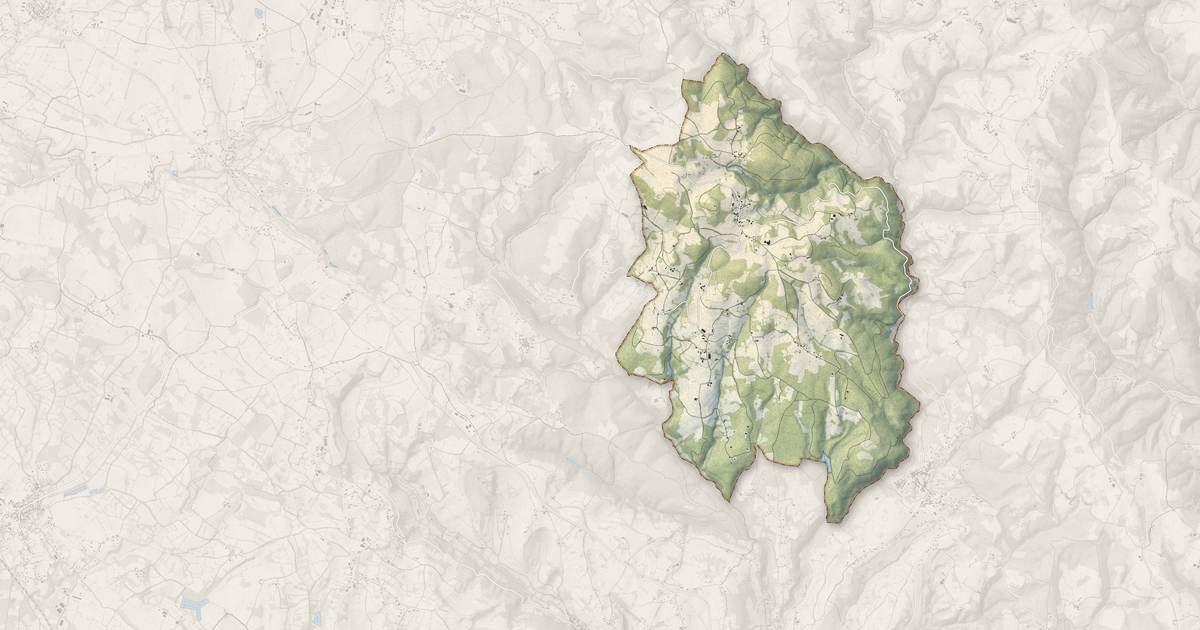 Portrait cartographique de Saint-Bressou : relief, eau, forêts, bâti et voies, calculés à partir des données de l'IGN