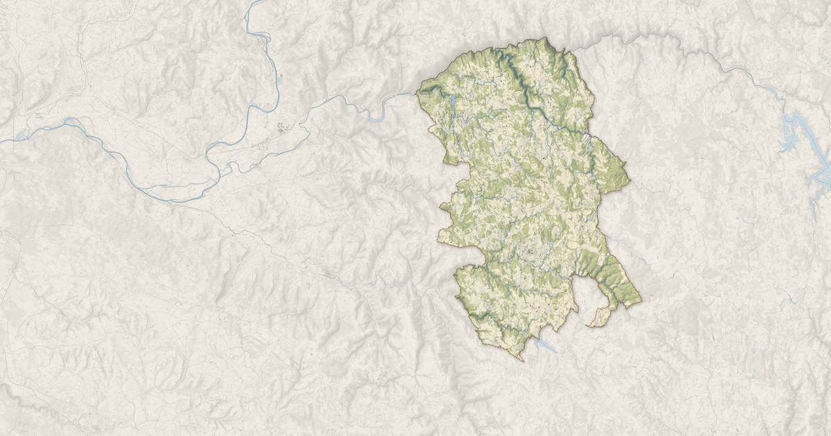 Portrait cartographique de Sousceyrac-en-Quercy : relief, eau, forêts, bâti et voies, calculés à partir des données de l'IGN