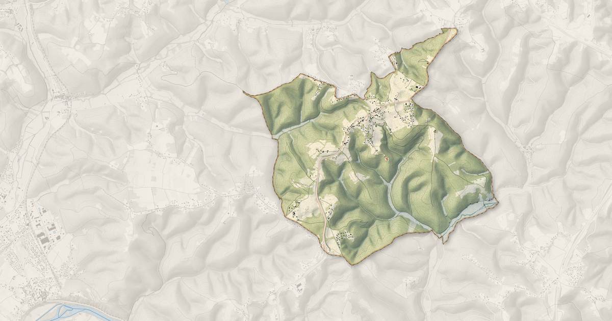 Portrait cartographique de Saint-Pierre-Lafeuille : relief, eau, forêts, bâti et voies, calculés à partir des données de l'IGN