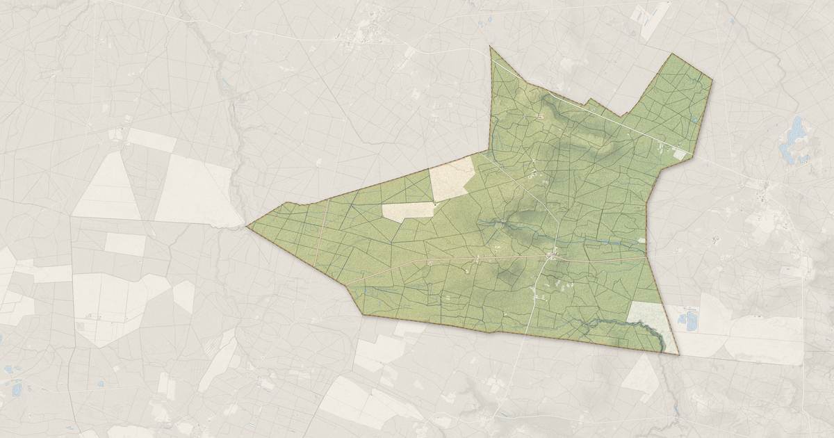 Portrait cartographique de Boussès : relief, eau, forêts, bâti et voies, calculés à partir des données de l'IGN