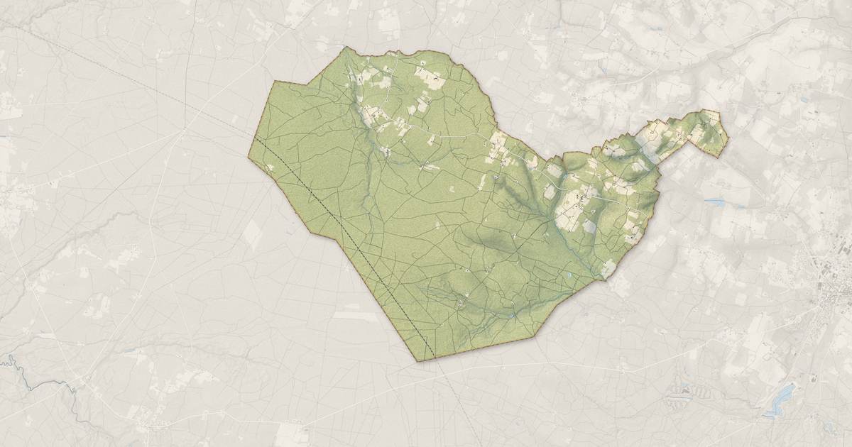 Portrait cartographique de Saint-Martin-Curton : relief, eau, forêts, bâti et voies, calculés à partir des données de l'IGN