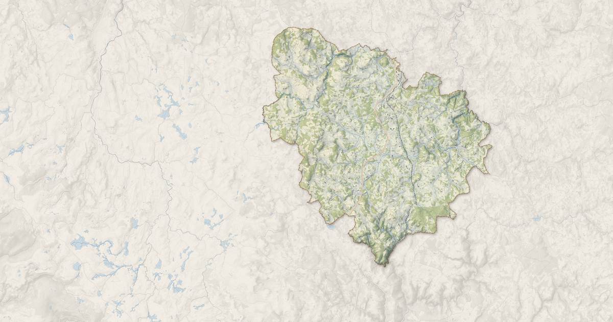 Portrait cartographique de Peyre en Aubrac : relief, eau, forêts, bâti et voies, calculés à partir des données de l'IGN