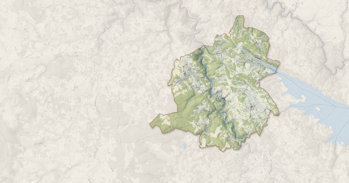 Portrait cartographique de Auroux : relief, eau, forêts, bâti et voies, calculés à partir des données de l'IGN