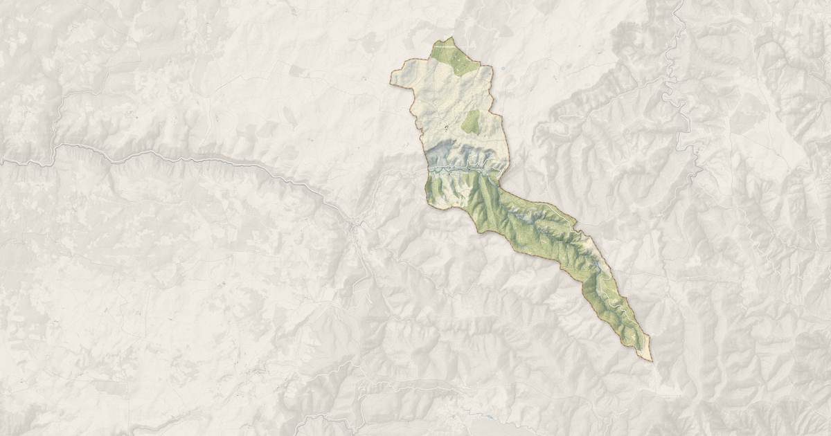Portrait cartographique de Gatuzières : relief, eau, forêts, bâti et voies, calculés à partir des données de l'IGN