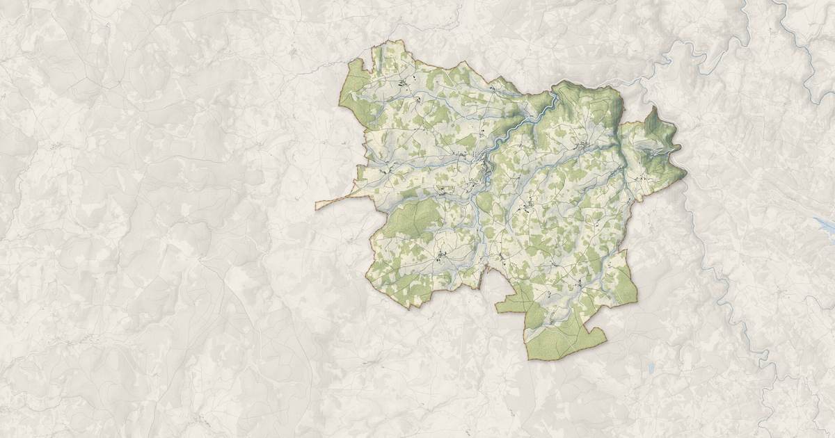 Portrait cartographique de Grandrieu : relief, eau, forêts, bâti et voies, calculés à partir des données de l'IGN