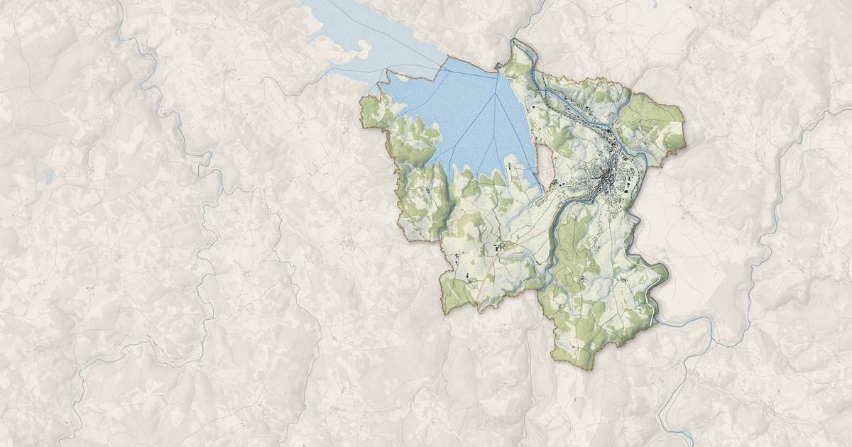 Portrait cartographique de Langogne : relief, eau, forêts, bâti et voies, calculés à partir des données de l'IGN