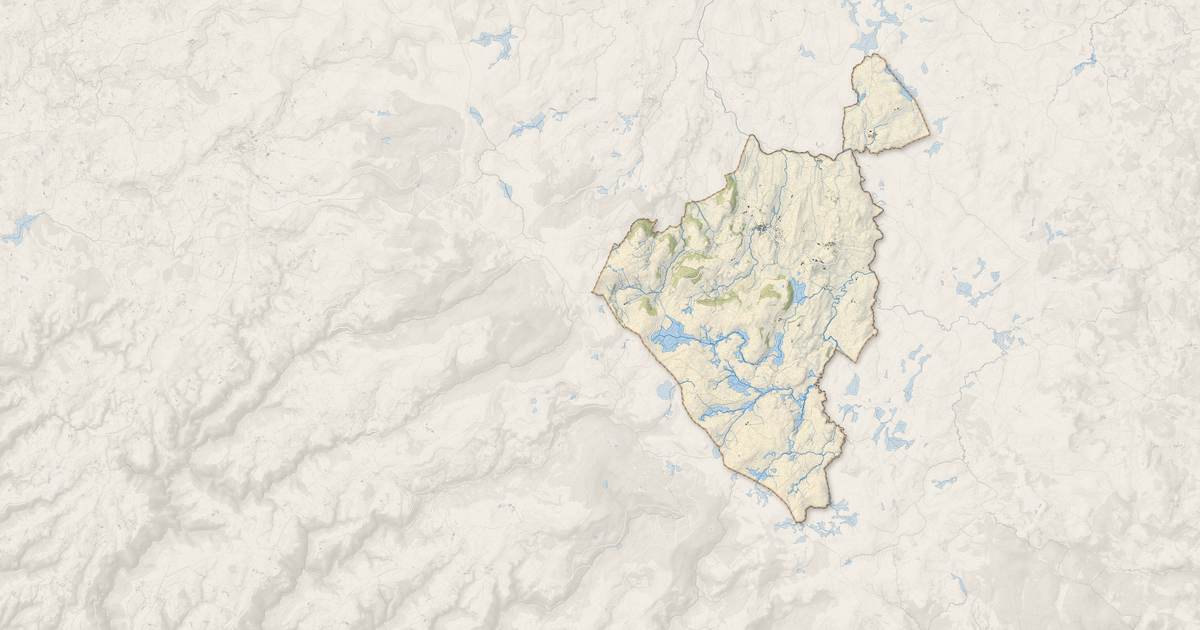 Portrait cartographique de Nasbinals : relief, eau, forêts, bâti et voies, calculés à partir des données de l'IGN