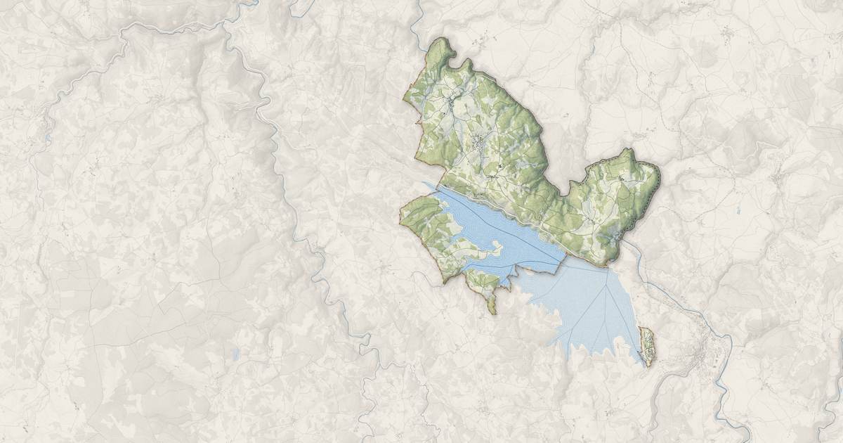 Portrait cartographique de Naussac-Fontanes : relief, eau, forêts, bâti et voies, calculés à partir des données de l'IGN