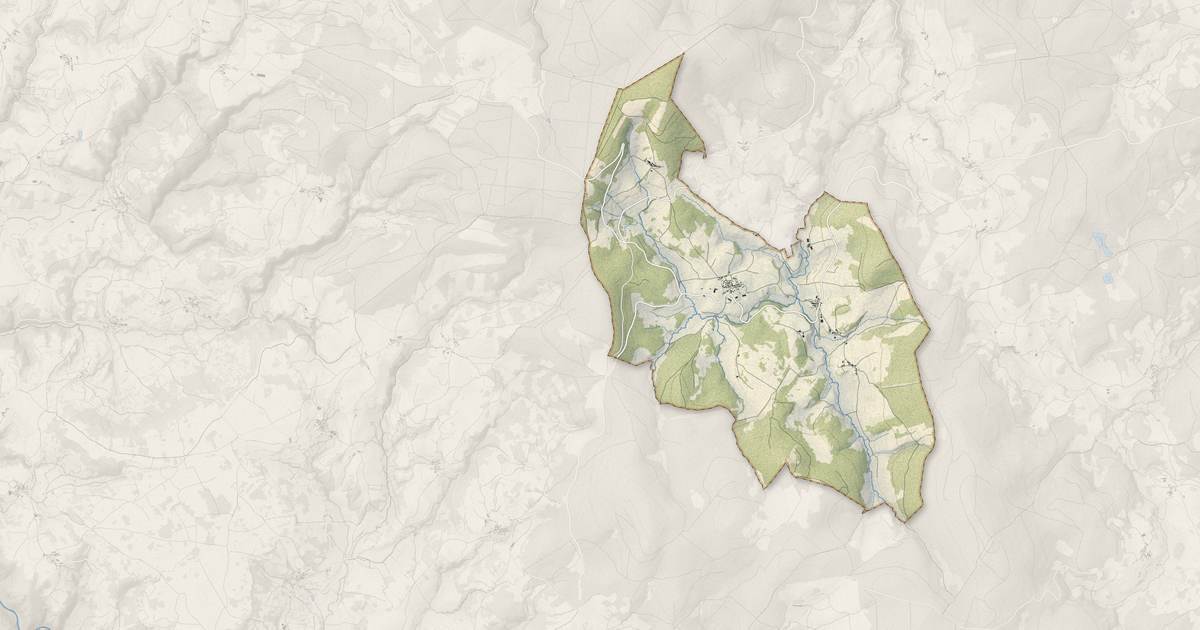 Portrait cartographique de Paulhac-en-Margeride : relief, eau, forêts, bâti et voies, calculés à partir des données de l'IGN