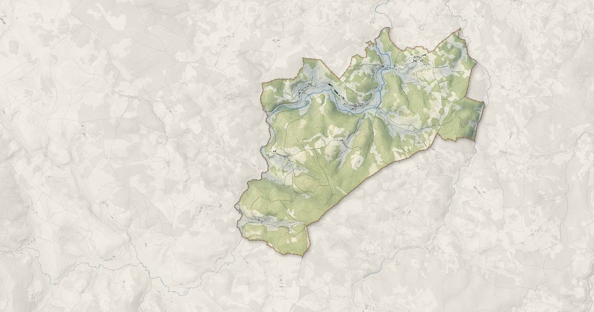 Portrait cartographique de Pierrefiche : relief, eau, forêts, bâti et voies, calculés à partir des données de l'IGN