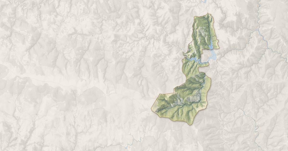 Portrait cartographique de Pourcharesses : relief, eau, forêts, bâti et voies, calculés à partir des données de l'IGN