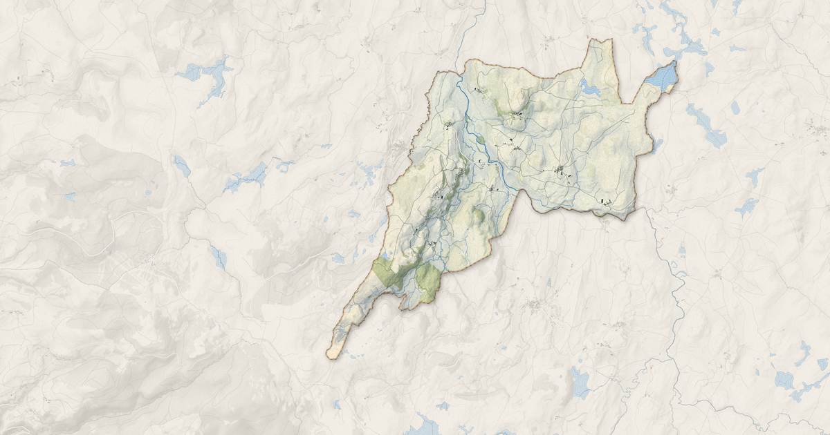 Portrait cartographique de Recoules-d'Aubrac : relief, eau, forêts, bâti et voies, calculés à partir des données de l'IGN